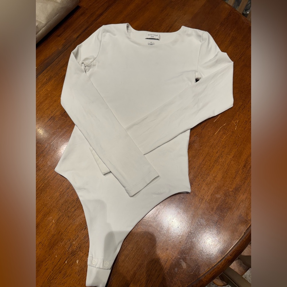 Aritizia Contour Off-White Crew Neck 
Bodysuit